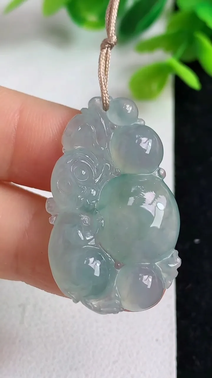 天然A货翡翠飘花生肖猴吊坠，尺寸34.2-20.7-5.6，重量:6.74g
5月10日
