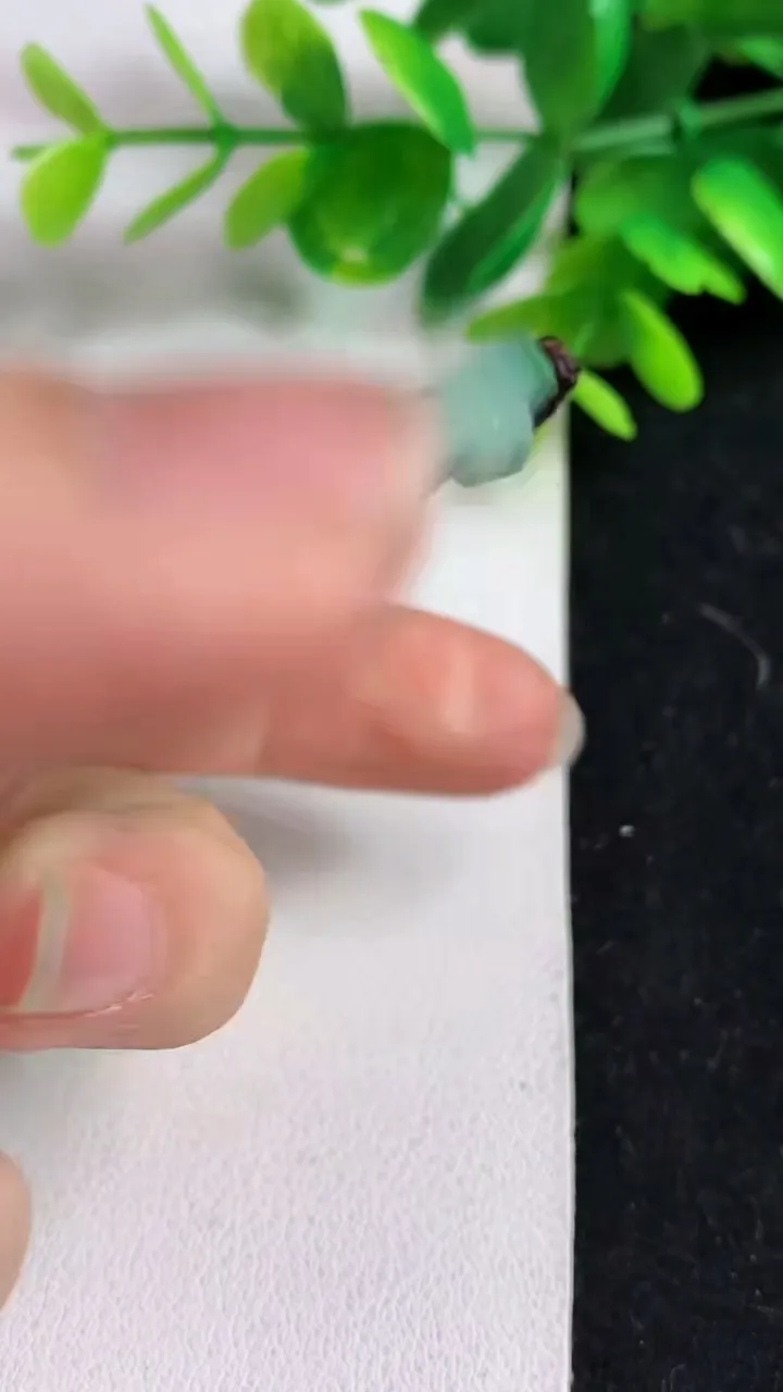 天然A货翡翠母子平安扣吊坠，尺寸51.3-3.6，重量:24.40g
5月10日