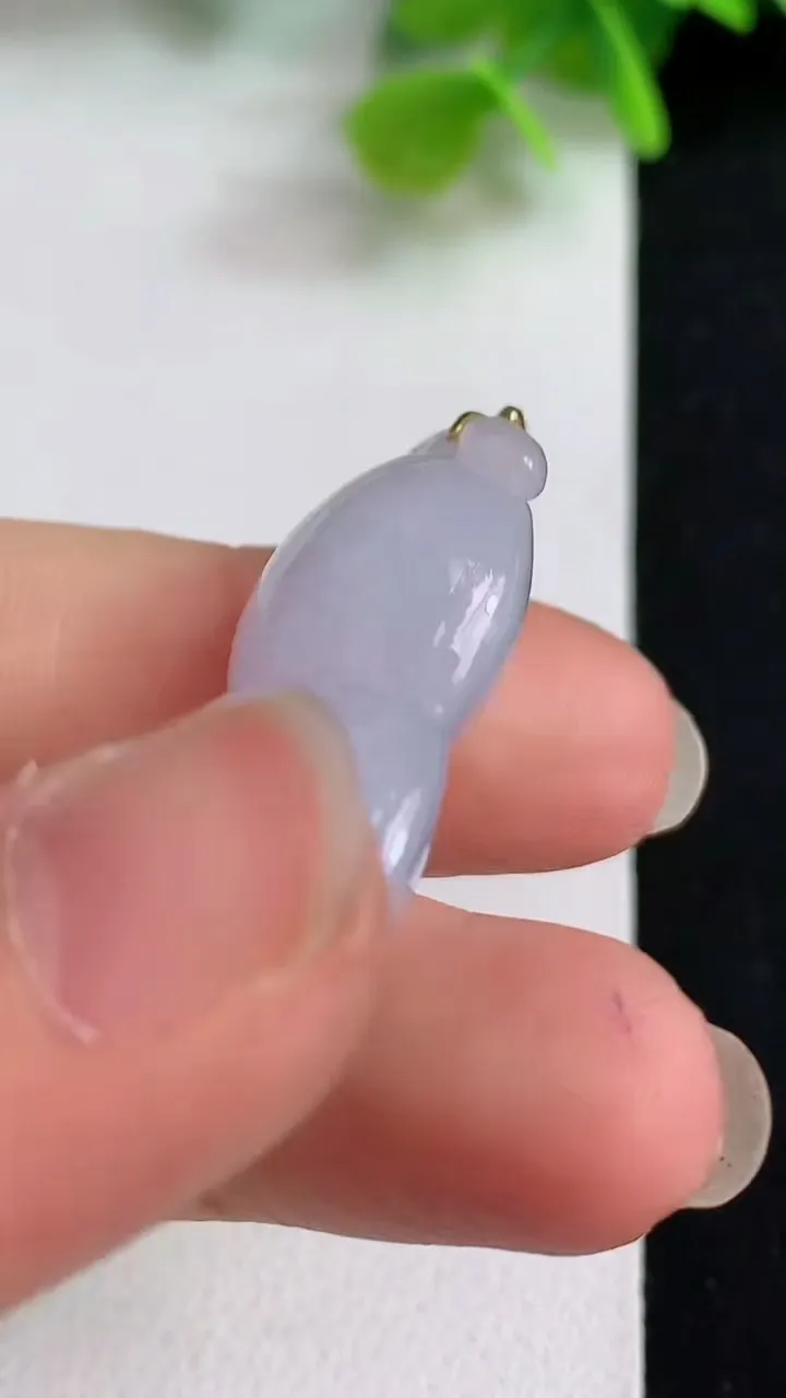 天然A货翡翠葫芦吊坠，尺寸33.7-19-11.7，重量:12.13g
5月10日