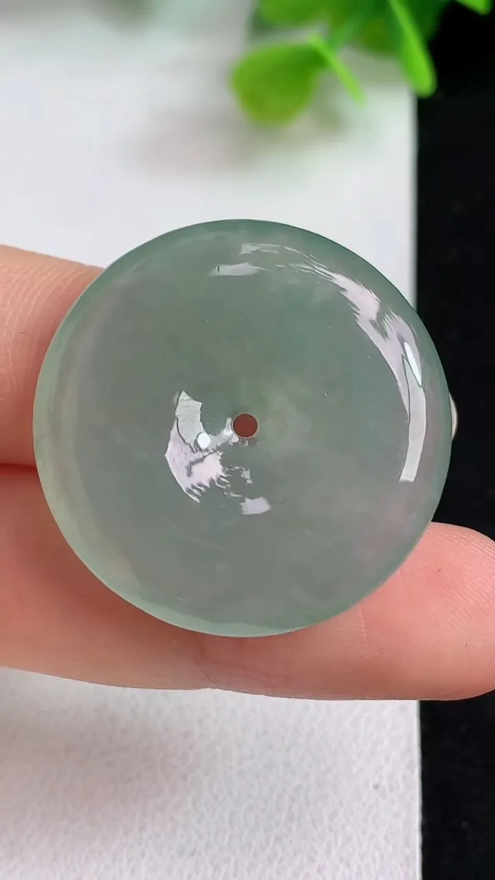 天然A货翡翠平安扣吊坠，尺寸29-5.8，重量:10.20g
5月10日