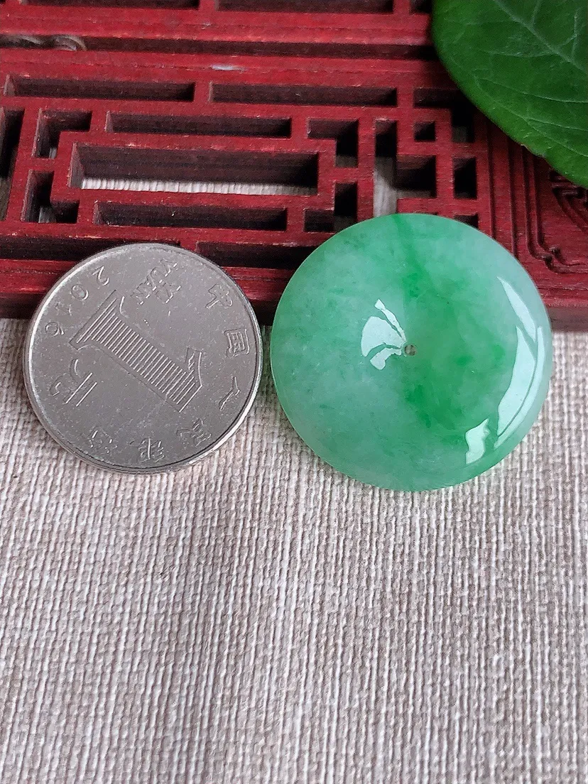 天然A货翡翠飘绿平安扣吊坠尺寸28.7×6m量10.13g 0509