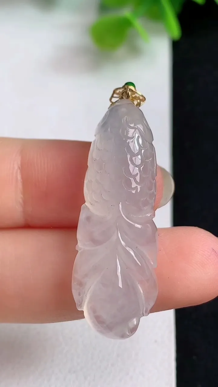 天然A货翡翠白冰年年有余吊坠，尺寸36.4-12.4-6.3，重量:6.00g
5月10日