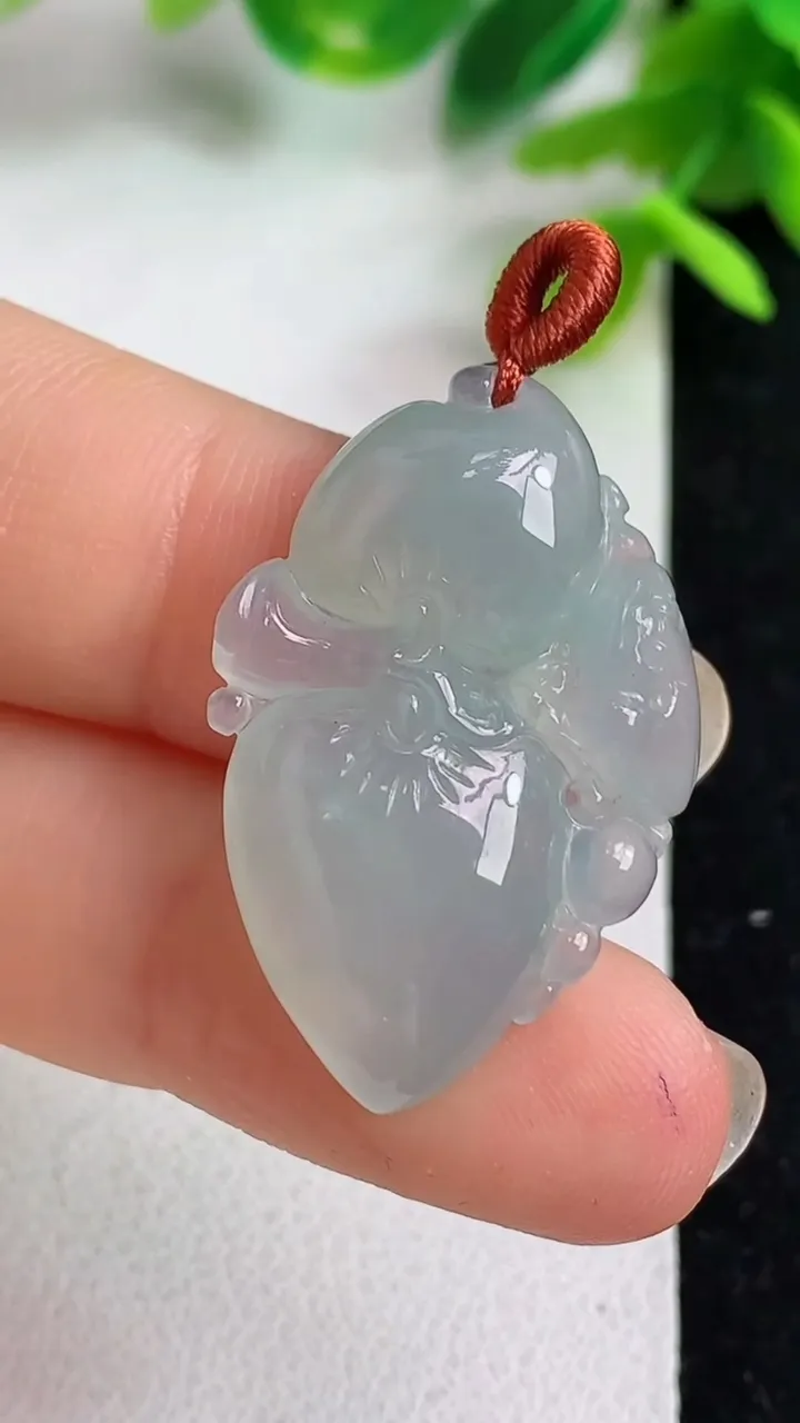 天然A货翡翠白冰灵猴献瑞 寿桃吊坠，尺寸30-20-6，重量:5.40g
5月10日