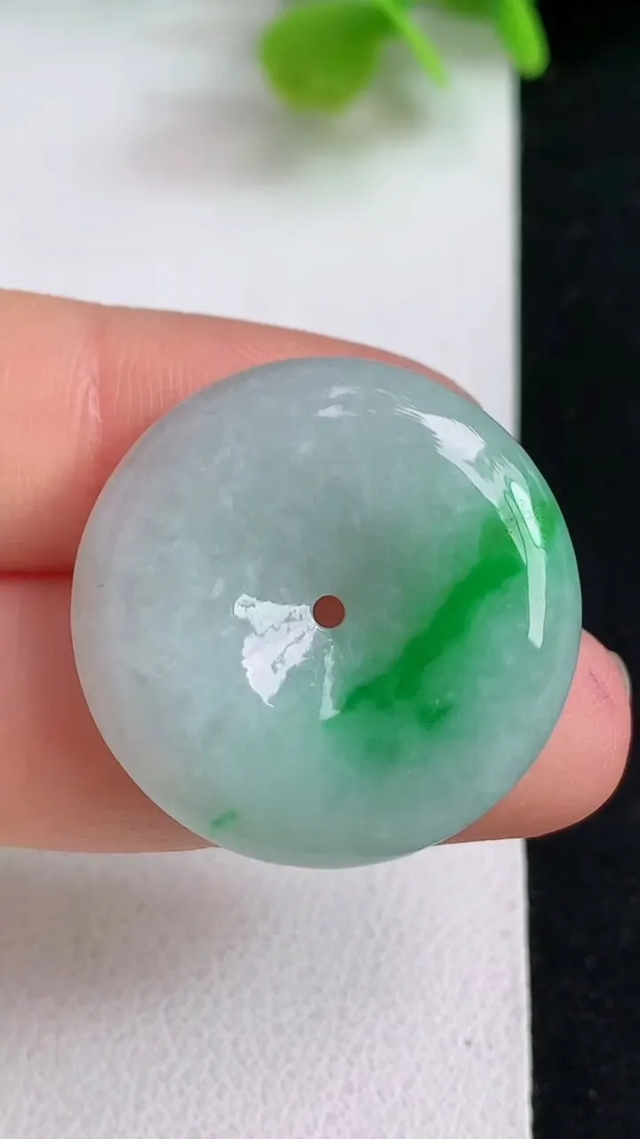 天然A货翡翠平安扣吊坠，尺寸26.5-5.4，重量:8.05g
5月10日