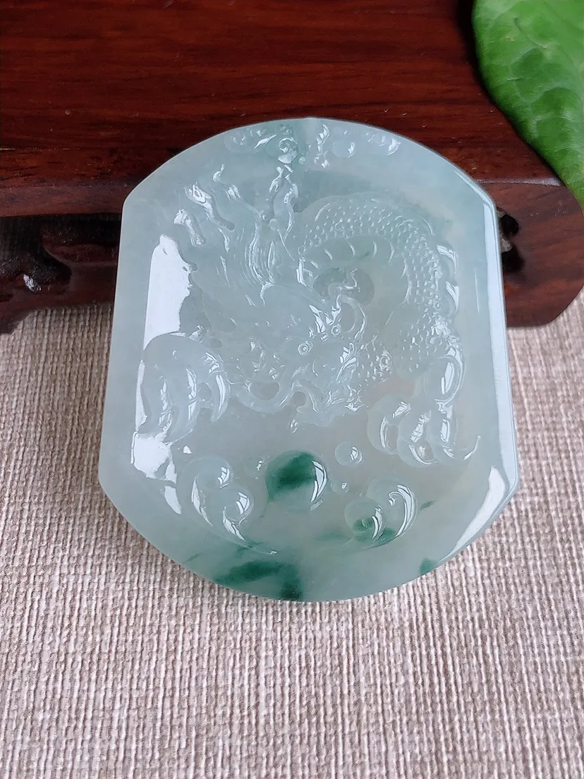 天然A货翡翠飘花龙牌吊坠尺寸52.6×44.5×6m量27.85g 0509
