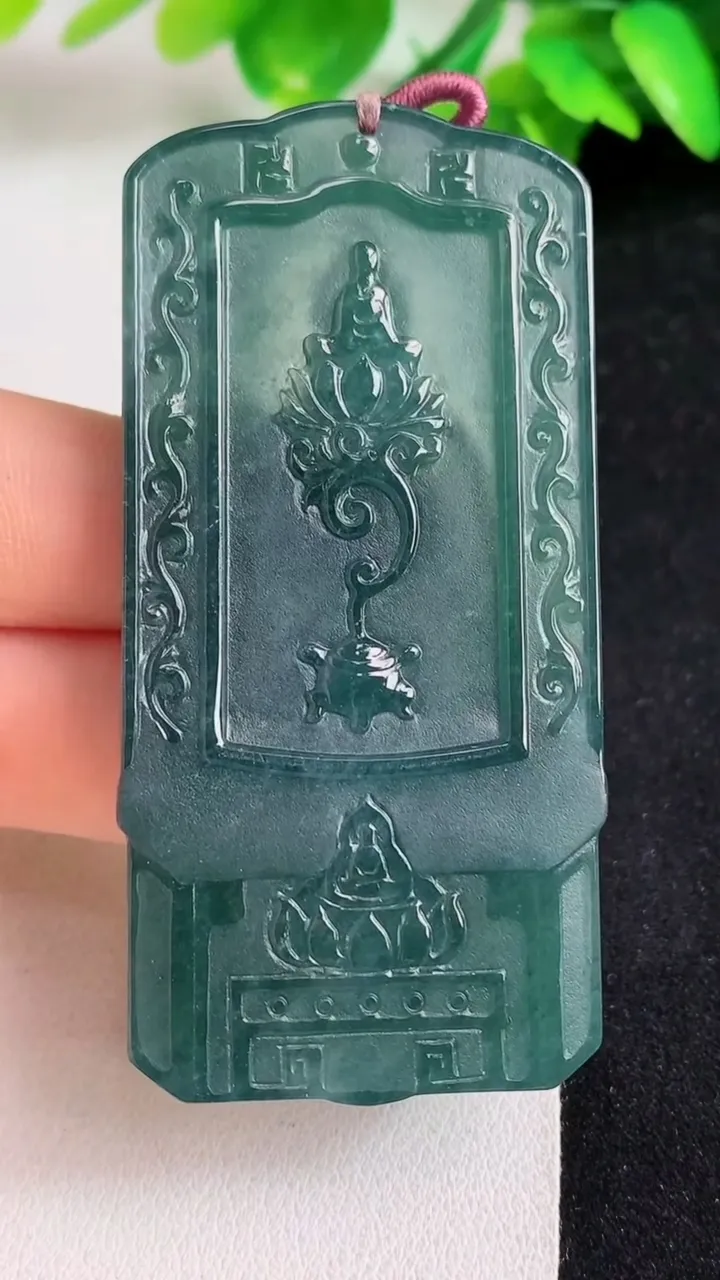 天然A货翡翠蓝水阿弥陀佛吊坠，尺寸67-32.6-7.4，重量:37.80g
5月10日