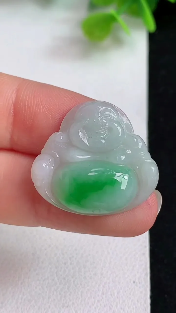 天然A货翡翠佛公吊坠，尺寸22.3-24.6-5，重量:4.00g
5月10日