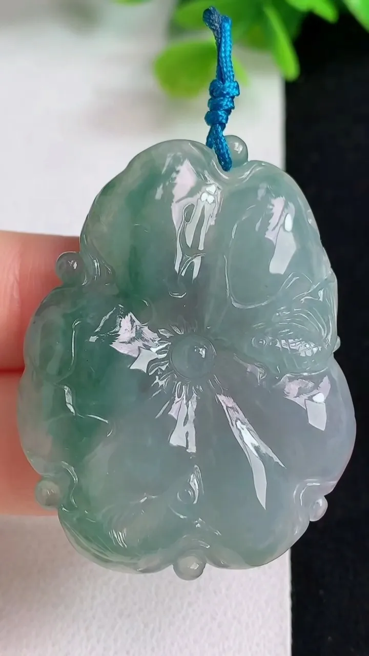 天然A货翡翠荷叶鱼吊坠，尺寸45-34.8-6，重量:15.33g
5月10日