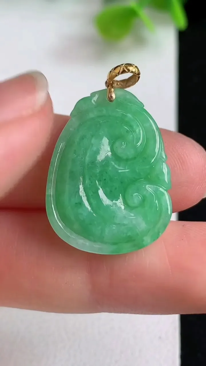 天然A货翡翠如意吊坠，尺寸24.2-18-5.2，重量:4.11g
5月10日