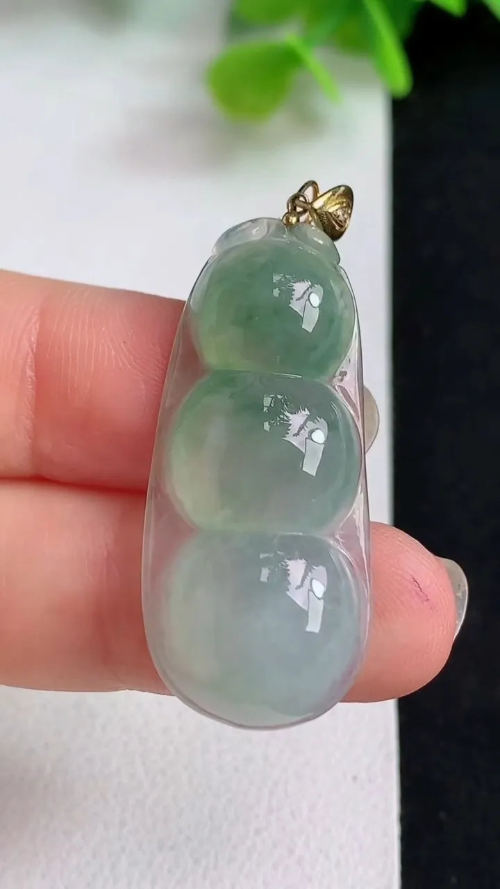 天然A货翡翠福豆吊坠，尺寸33.4-15.8-6，重量:5.60g
5月10日