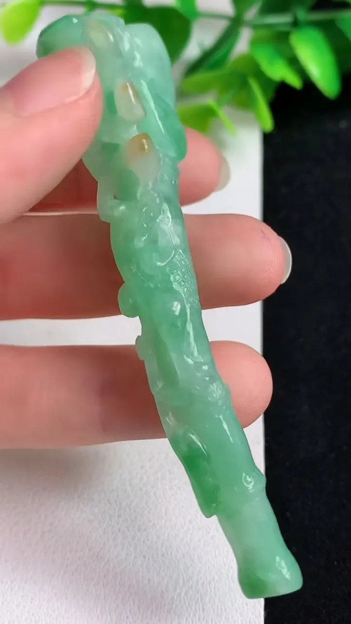 天然A货翡翠双彩烟嘴玉坠，尺寸85-21.4-12，重量:22.07g
5月10日