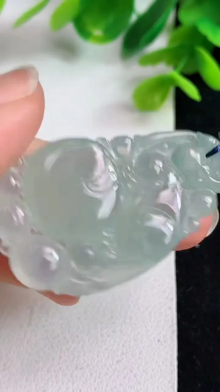天然A货翡翠白冰龙牌吊坠，尺寸40-25-6，重量:9.65g
5月10日