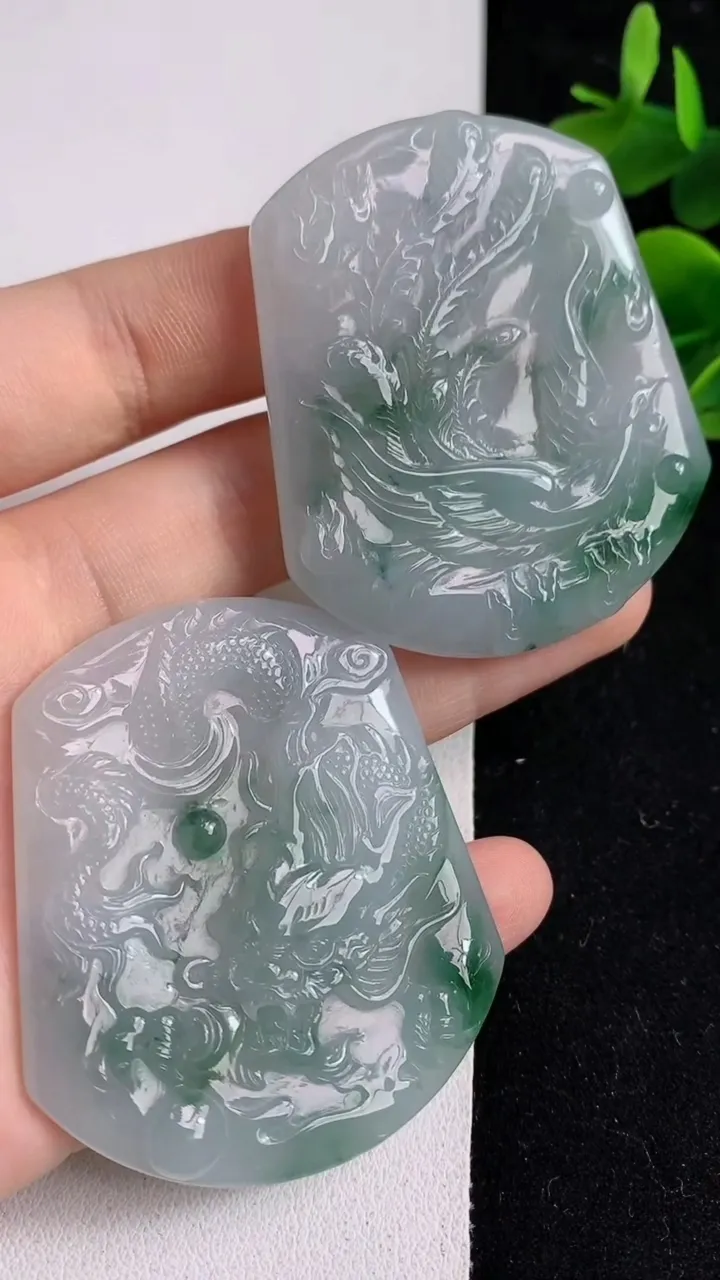 天然A货翡翠飘花龙凤呈祥吊坠一对，尺寸50.8-44-5.4，重:24.12g
5月10日