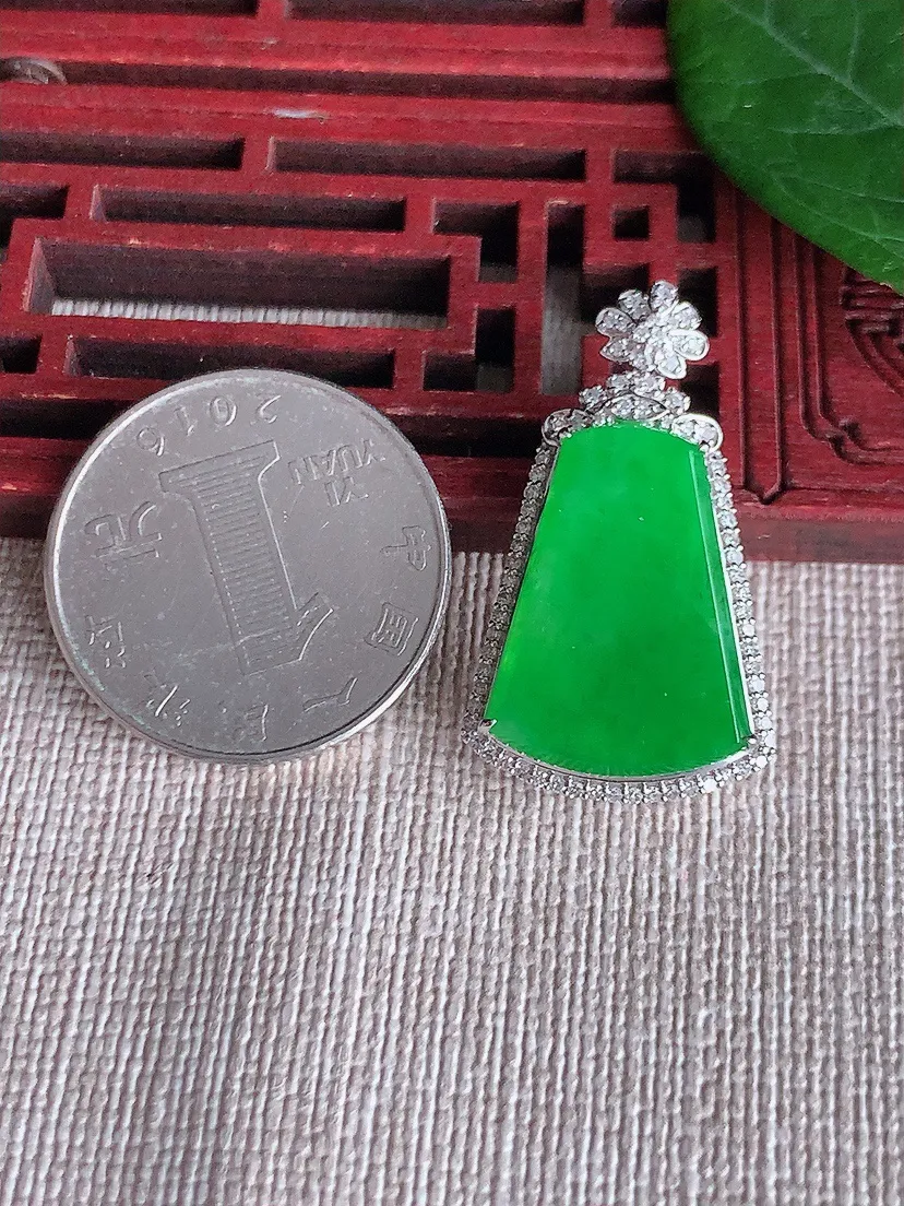 天然A货翡翠18K金伴阳绿无事牌吊坠尺寸31.8×18.3×6.6裸石20.7×14.5m量4.26g 0508