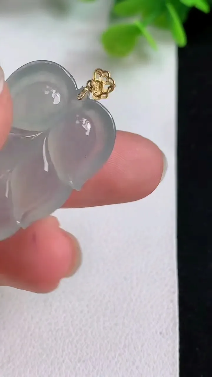 天然A货翡翠白冰金枝玉叶 叶子吊坠，尺寸31.4-20.4-6.3，重量:7.41g
5月10日