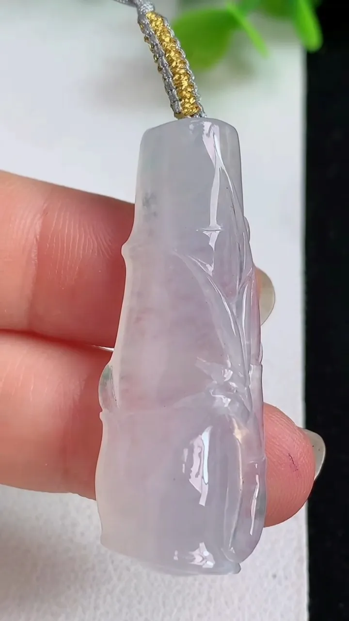 天然A货翡翠白冰节节高升 竹节吊坠，尺寸41.5-15.6-7.8，重量:8.55g
5月10日