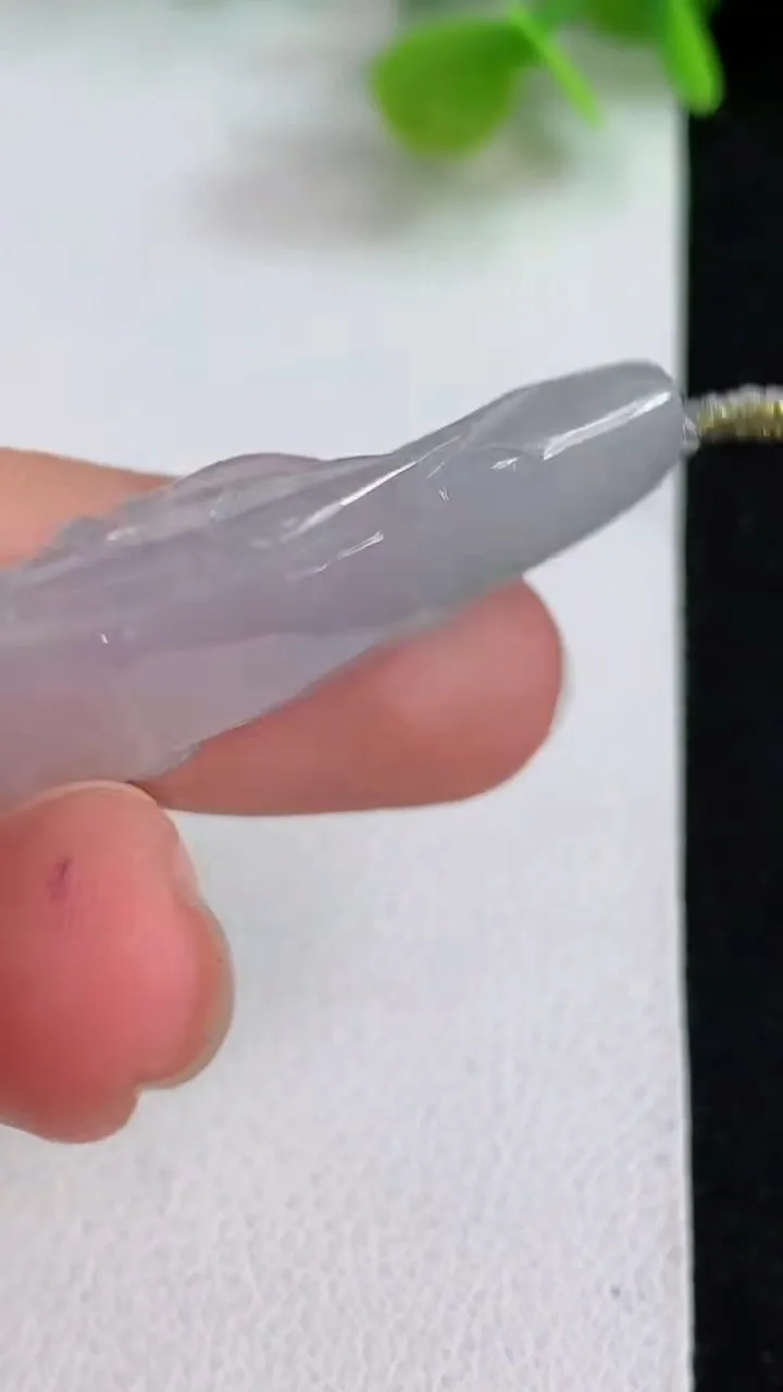 天然A货翡翠白冰节节高升 竹节吊坠，尺寸41.5-15.6-7.8，重量:8.55g
5月10日