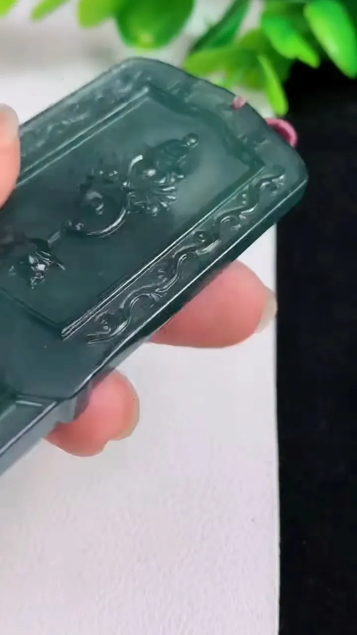 天然A货翡翠蓝水阿弥陀佛吊坠，尺寸67-32.6-7.4，重量:37.80g
5月10日