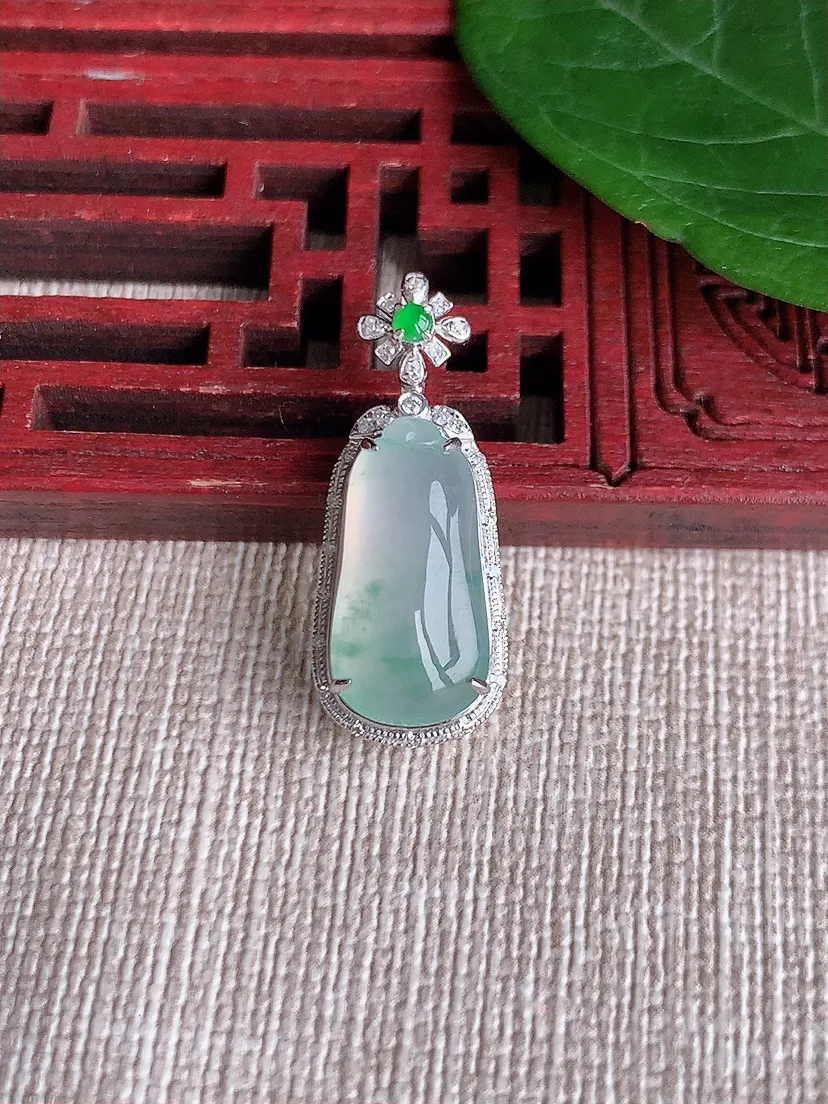天然A货翡翠18K金伴飘花福瓜吊坠尺寸26.2×10.7×7.6裸石16.4×8.3m量2.45g 