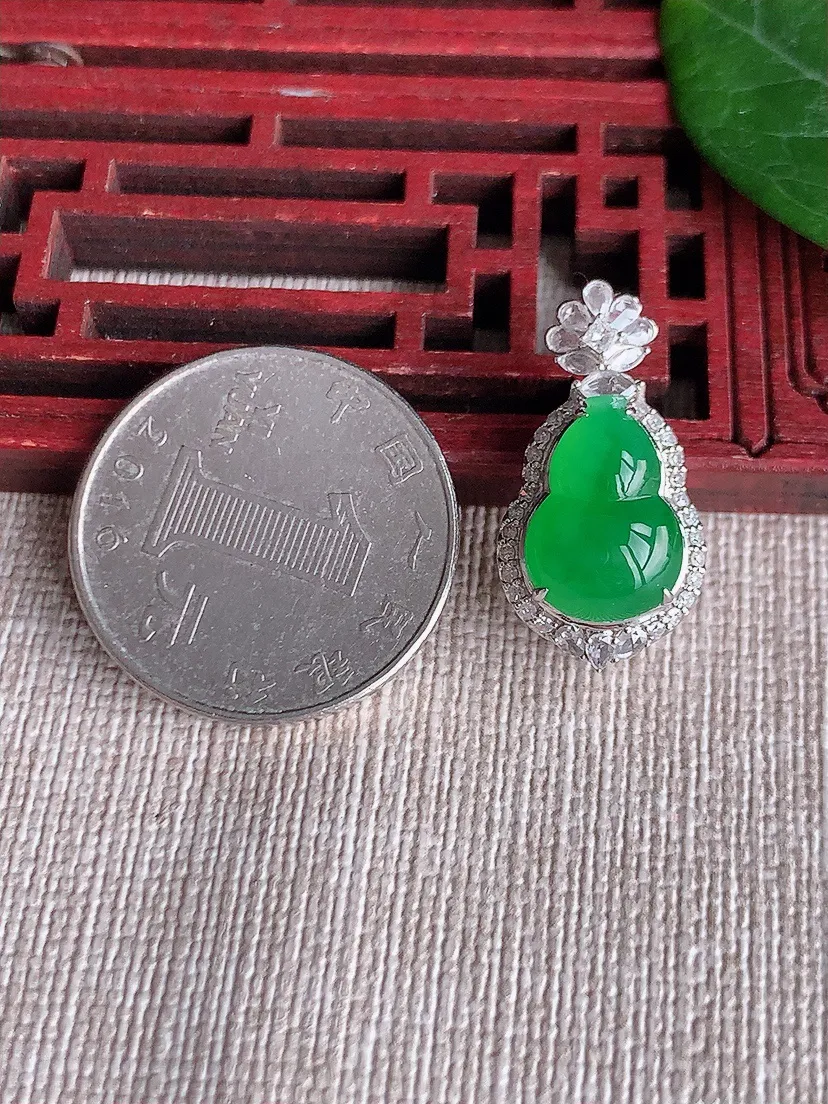 天然A货翡翠18K金伴阳绿葫芦吊坠尺寸24.3×12.8×10裸石13.3×9.3m量3.55g 0508