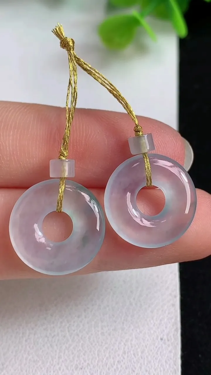 天然A货翡翠白冰平安环吊坠一对，尺寸16-2.6，重量:2.85g
5月10日