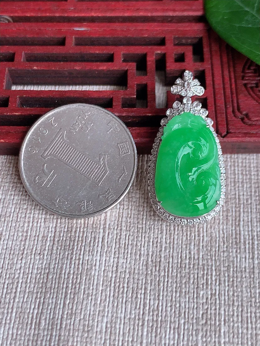 天然A货翡翠18K金伴阳绿如意吊坠尺寸32.2×15.8×7.8裸石21×13m量4.84g 0508