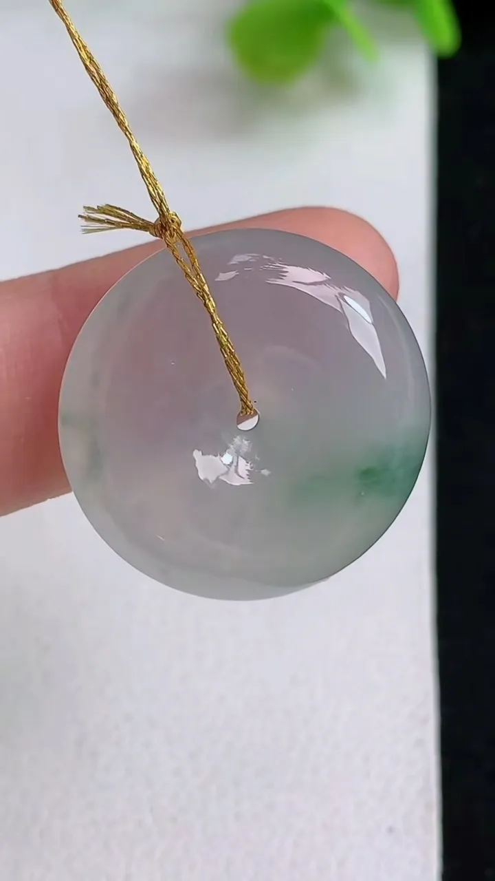 天然A货翡翠飘花平安扣吊坠，尺寸22-5.8，重量:5.91g
5月10日