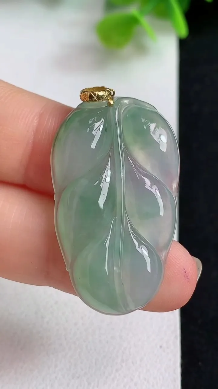 天然A货翡翠金枝玉叶 叶子吊坠，尺寸34-20.5-4.2，重量:5.90g
5月10日