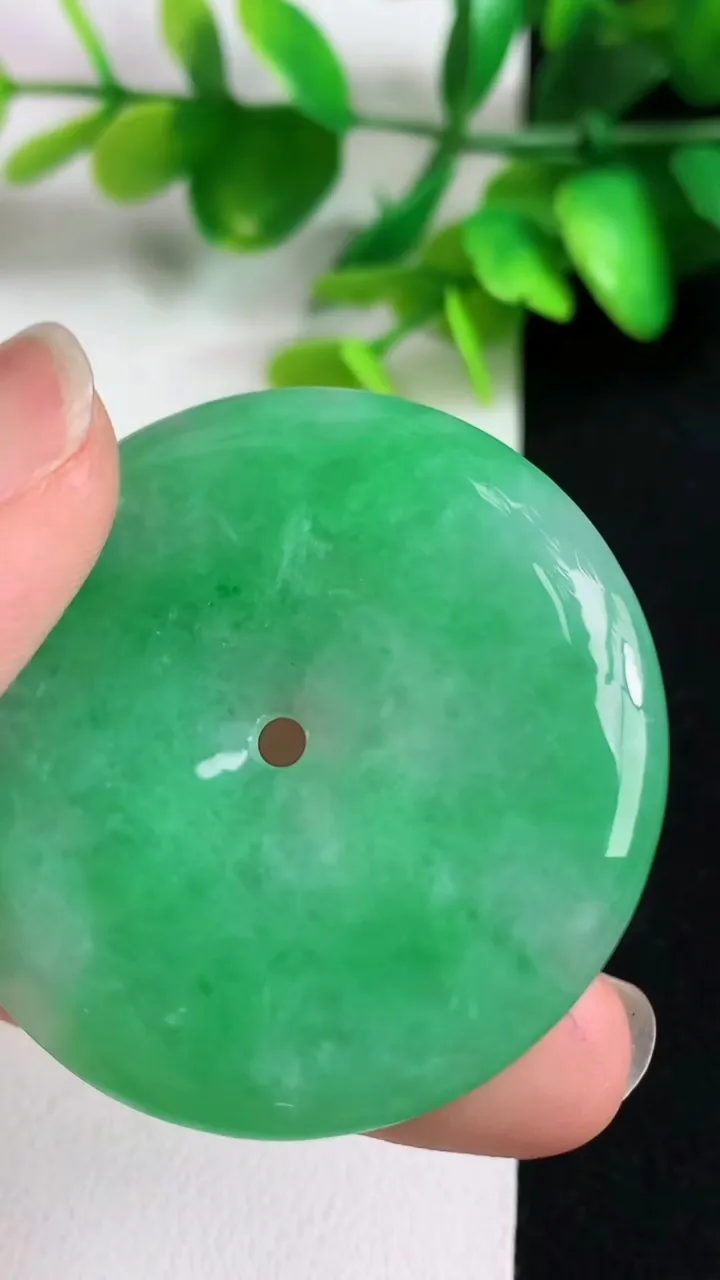 天然A货翡翠平安扣吊坠，尺寸42-5.8，重量:21.91g
5月11日