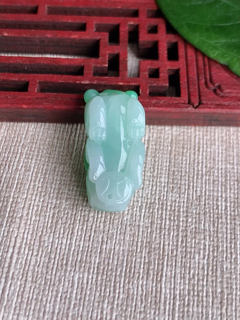 天然A货翡翠飘绿招财貔貅吊坠 尺寸26×11.7×9.6m量6.40g 0511
