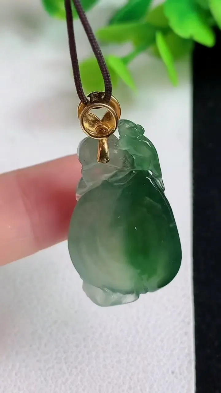 天然A货翡翠福袋吊坠，尺寸30.6-17.2-10，重量:7.91g
5月11日