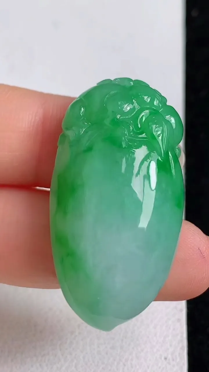 天然A货翡翠灵猴献瑞 福瓜吊坠，尺寸37.2-19.6-11.7，重量:15.98g
5月11日