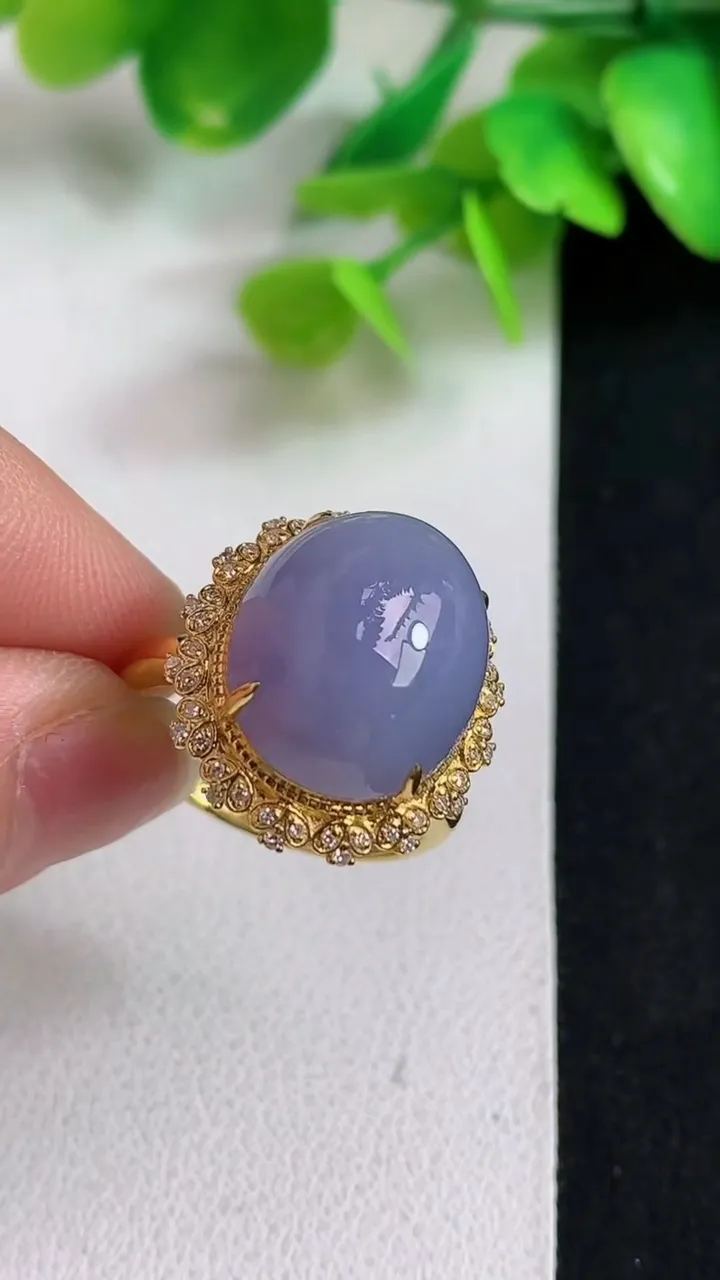 天然A货翡翠k金紫罗兰蛋面戒指，尺寸18.2-15.4-13.2，重量:6.42g2025年5月11日
工厂直销收藏佳品,种好水足，色泽均匀，有种有色，上手高大气！