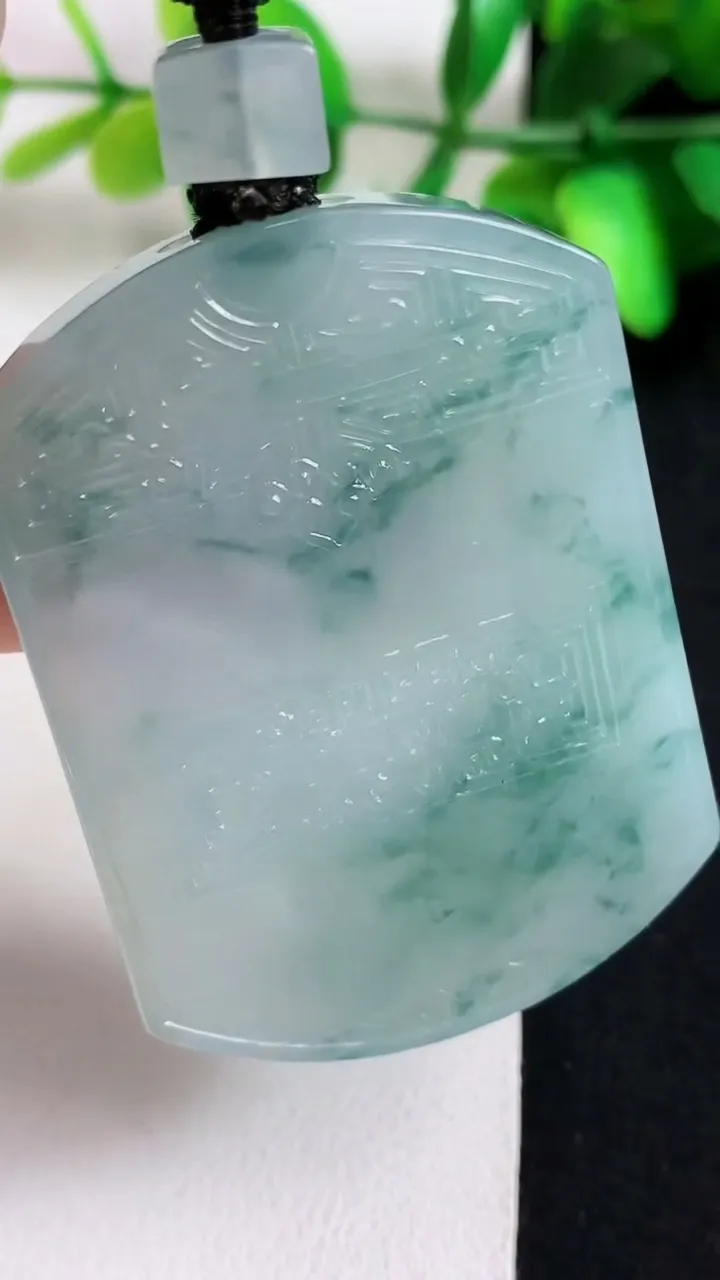 天然A货翡翠飘花仿古无事牌吊坠，尺寸53.2-38.8-5.6，重量:38.07g
5月11日
