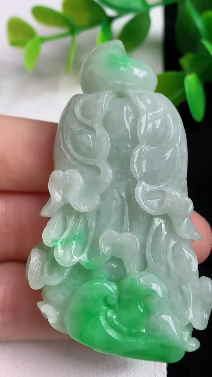 天然A货翡翠白菜吊坠，尺寸67.5-37.6-14，重:43.13g
5月11日