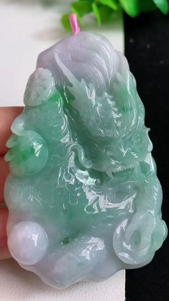 天然A货翡翠龙牌吊坠，尺寸79.2-49-12，重量:83.06g
5月11日