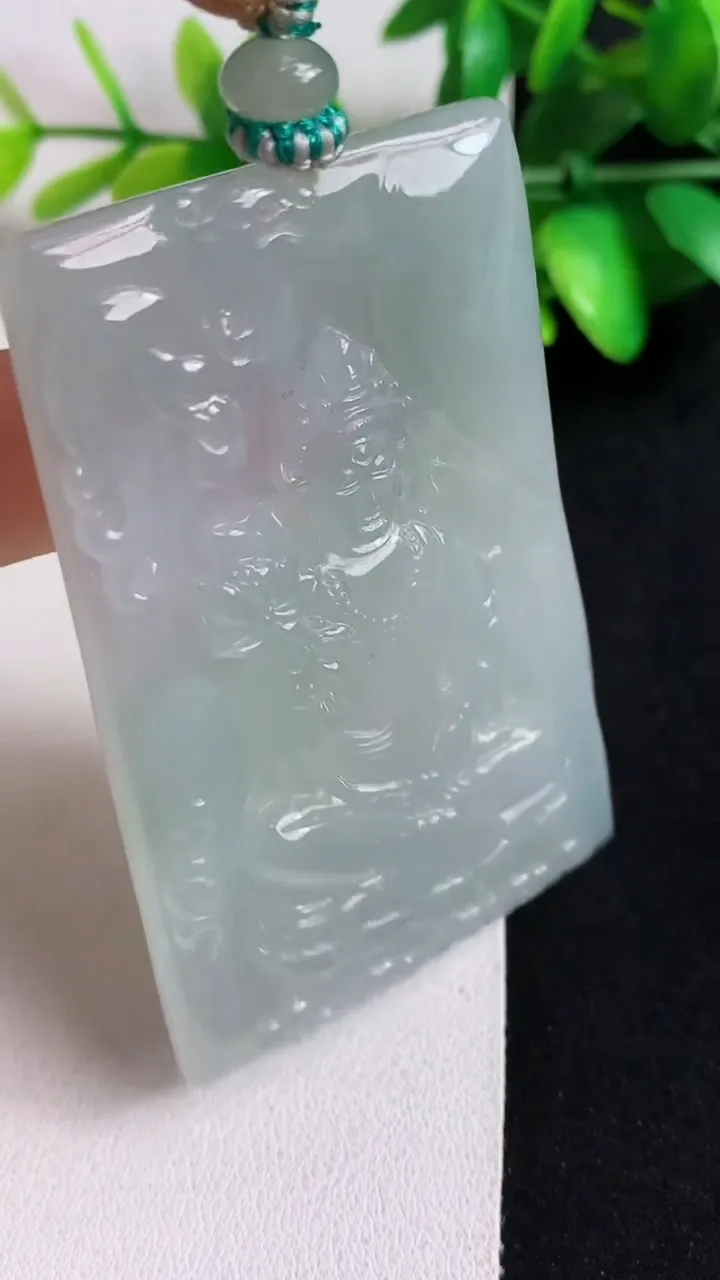 天然A货翡翠白冰大势至观音菩萨吊坠，尺寸66.6-43-6，重量:46.91g
5月11日