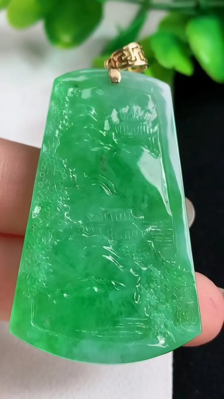 天然A货翡翠山水牌吊坠，尺寸47.5-29.8-5.6，重量:16.10g
5月11日