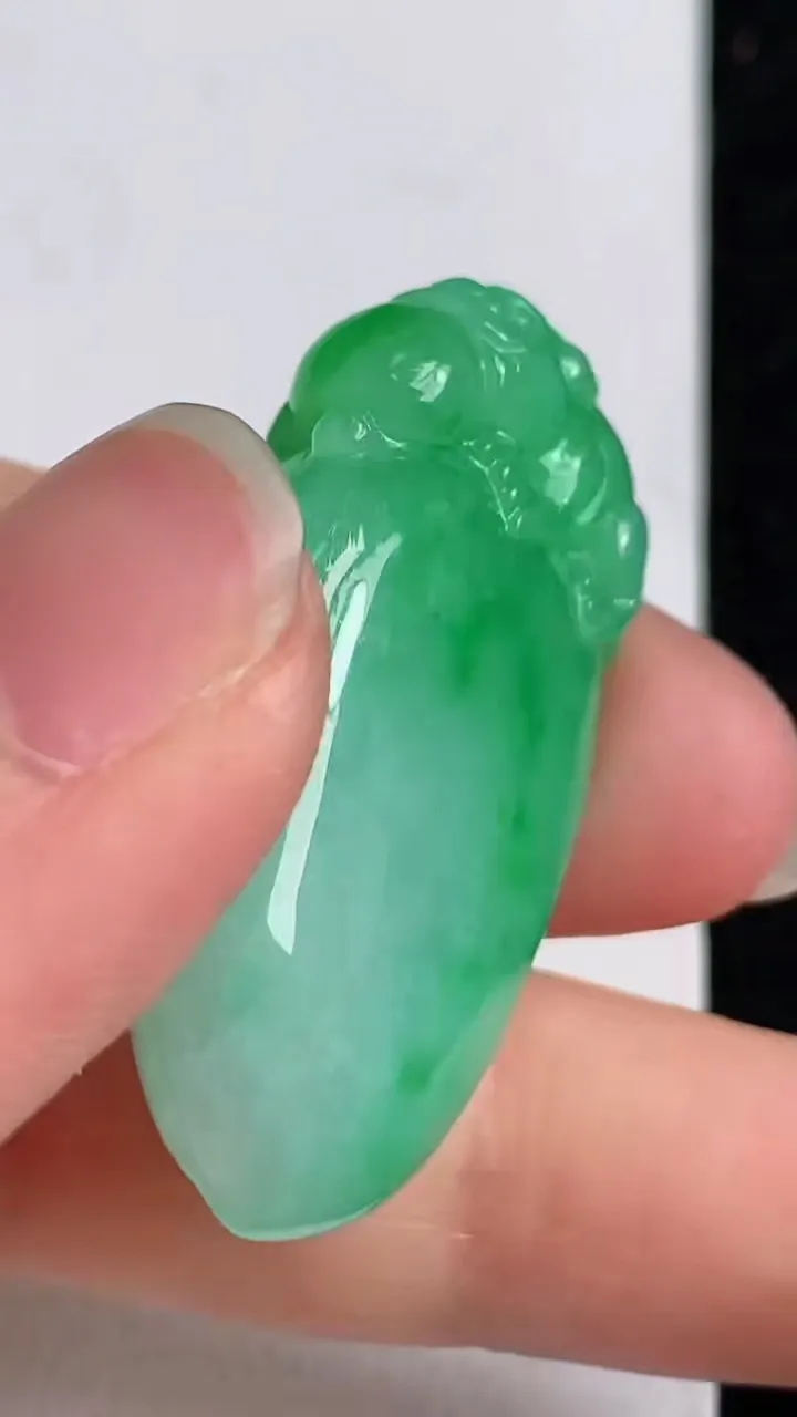 天然A货翡翠灵猴献瑞 福瓜吊坠，尺寸37.2-19.6-11.7，重量:15.98g
5月11日
