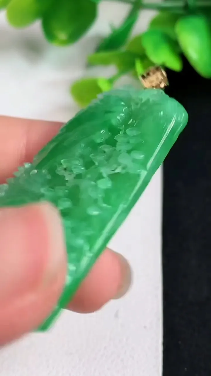 天然A货翡翠山水牌吊坠，尺寸47.5-29.8-5.6，重量:16.10g
5月11日