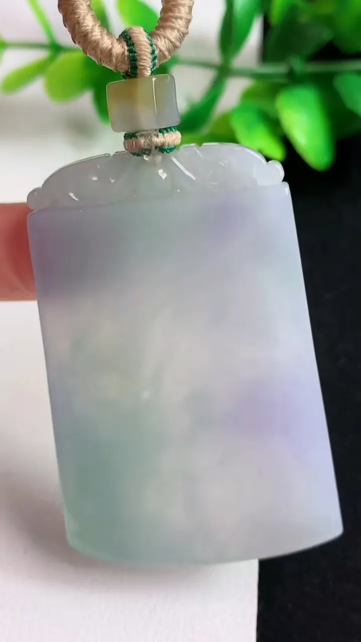 天然A货翡翠春带彩 紫罗兰无事牌吊坠，尺寸58.6-38.2-4.2，重量:33.39g
5月11日