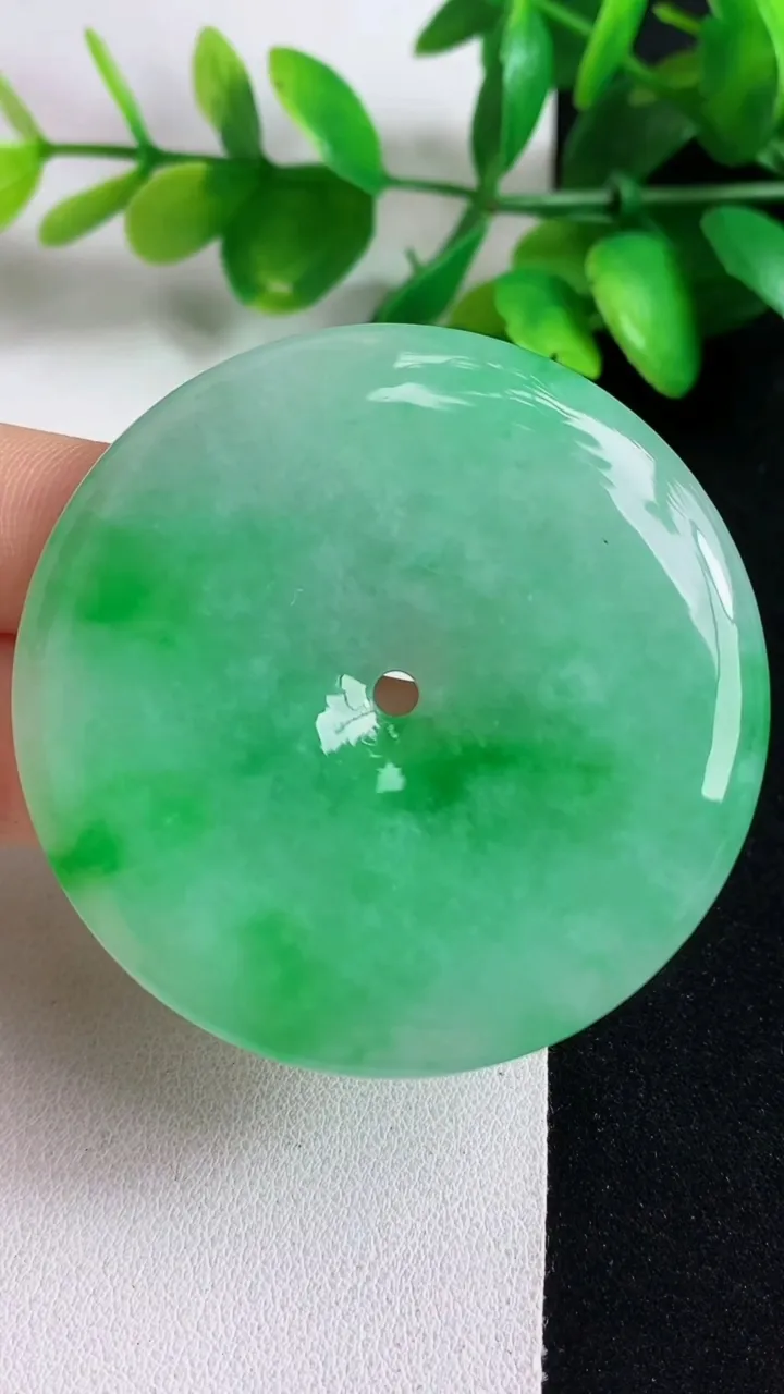 天然A货翡翠平安扣吊坠，尺寸52-6，重量:36.00g
5月11日