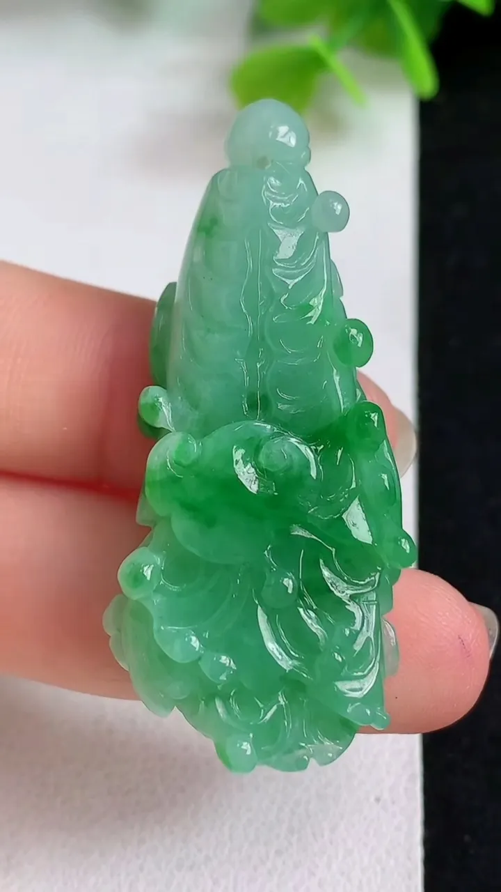 天然A货翡翠白菜吊坠，尺寸46.7-20.5-10.4，重量:14.70g
5月11日