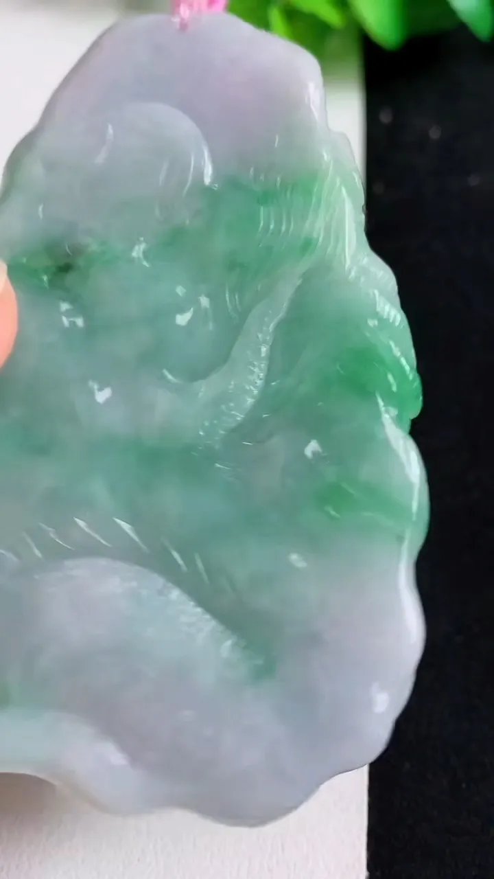 天然A货翡翠龙牌吊坠，尺寸79.2-49-12，重量:83.06g
5月11日
