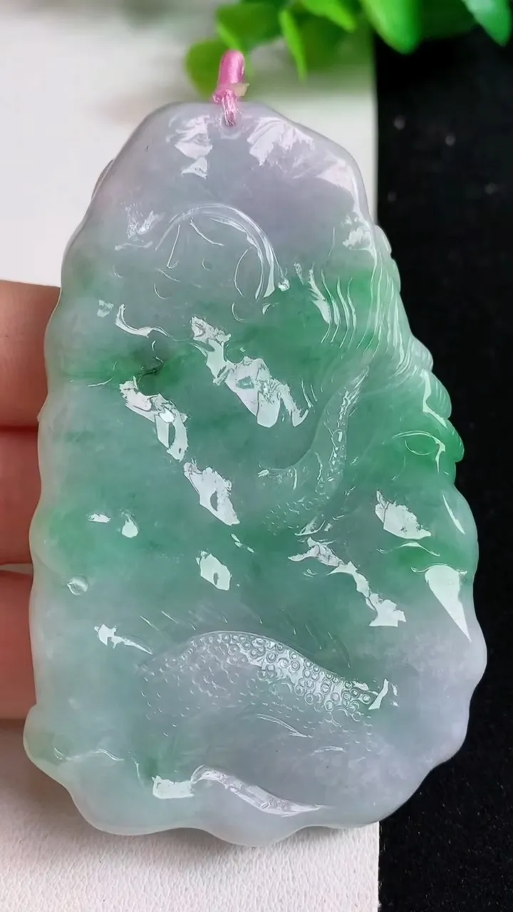 天然A货翡翠龙牌吊坠，尺寸79.2-49-12，重量:83.06g
5月11日