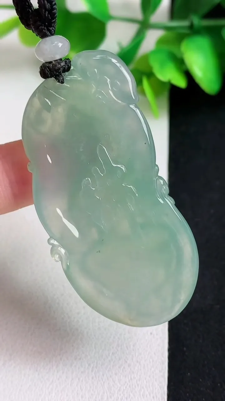 天然A货翡翠大势至观音菩萨吊坠，尺寸52-25-8.6，重量:23.30g
5月11日