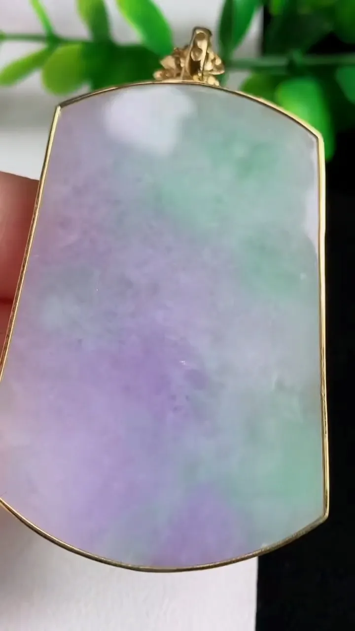 天然A货翡翠k金春带彩 紫罗兰无事牌吊坠，尺寸56.4-39.6-4，重量:25.48g
5月11日