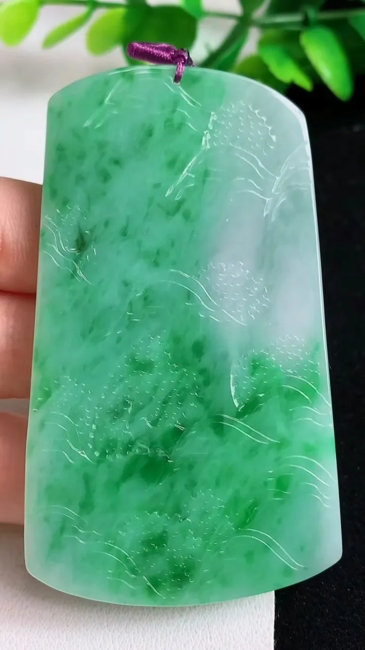 天然A货翡翠山水牌吊坠，尺寸76-44-5.2，重量:44.76g
5月11日