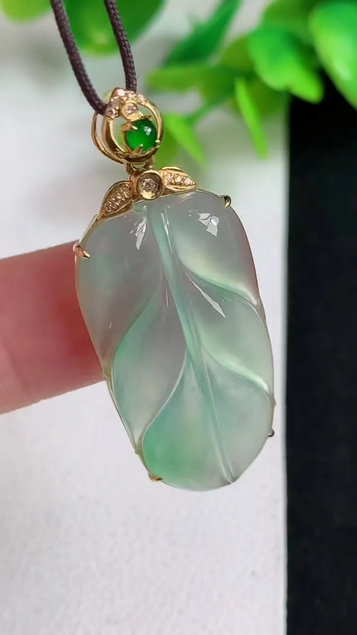 天然A货翡翠金枝玉叶 叶子吊坠，尺寸27-15.5-5.3，重量:3.61g
5月11日