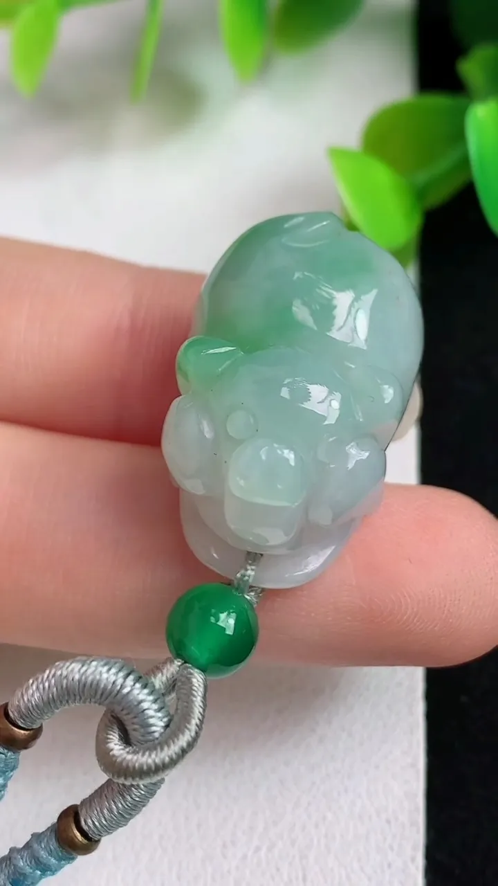 天然A货翡翠生肖猪吊坠，尺寸23.5-16.6-15，重:12.56g
5月11日
